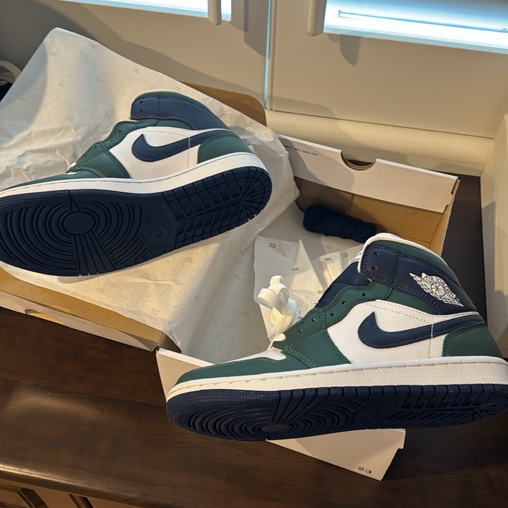 Womens NIKE JORDAN - Picture 5 of 7